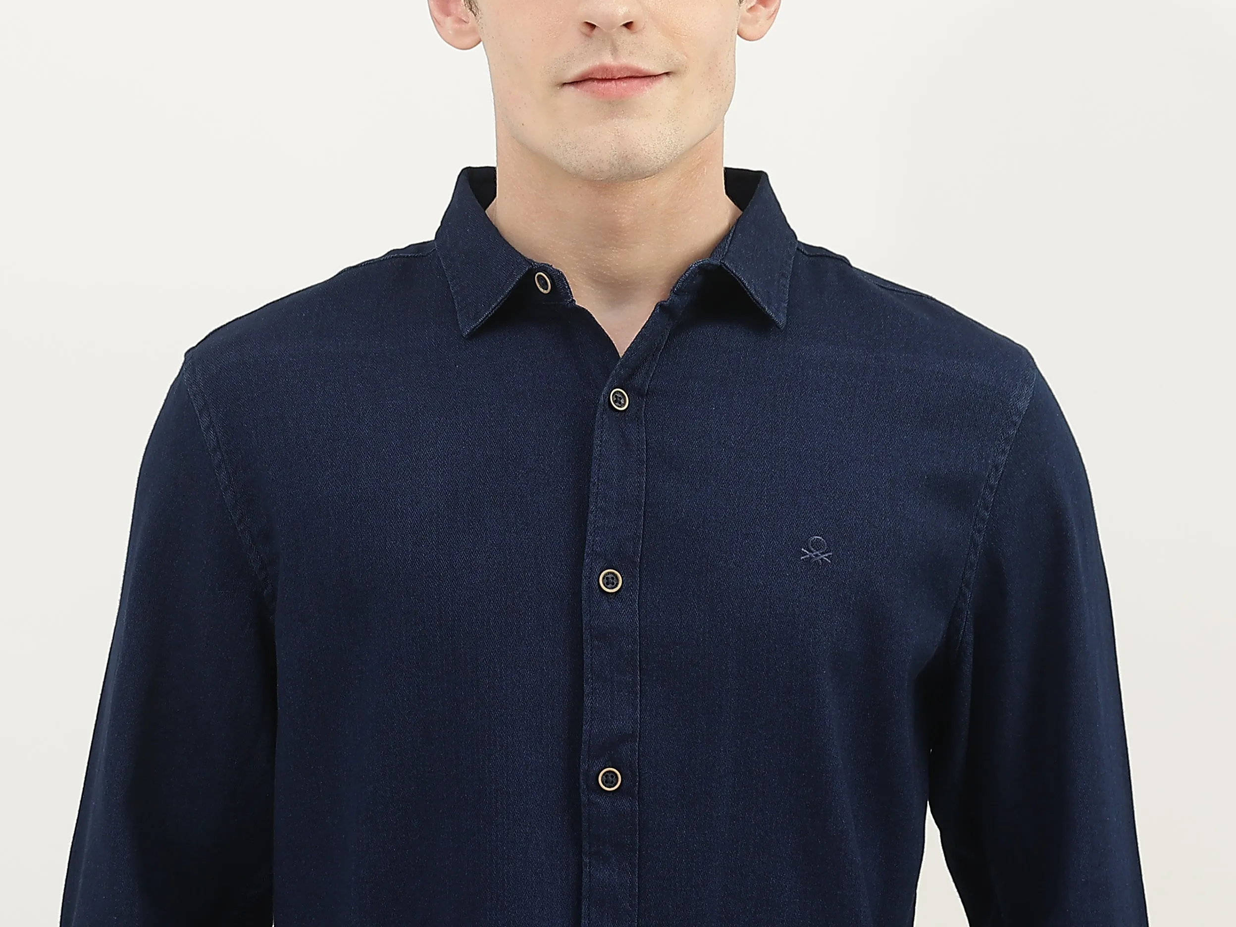 Men Solid Spread Collar Shirt