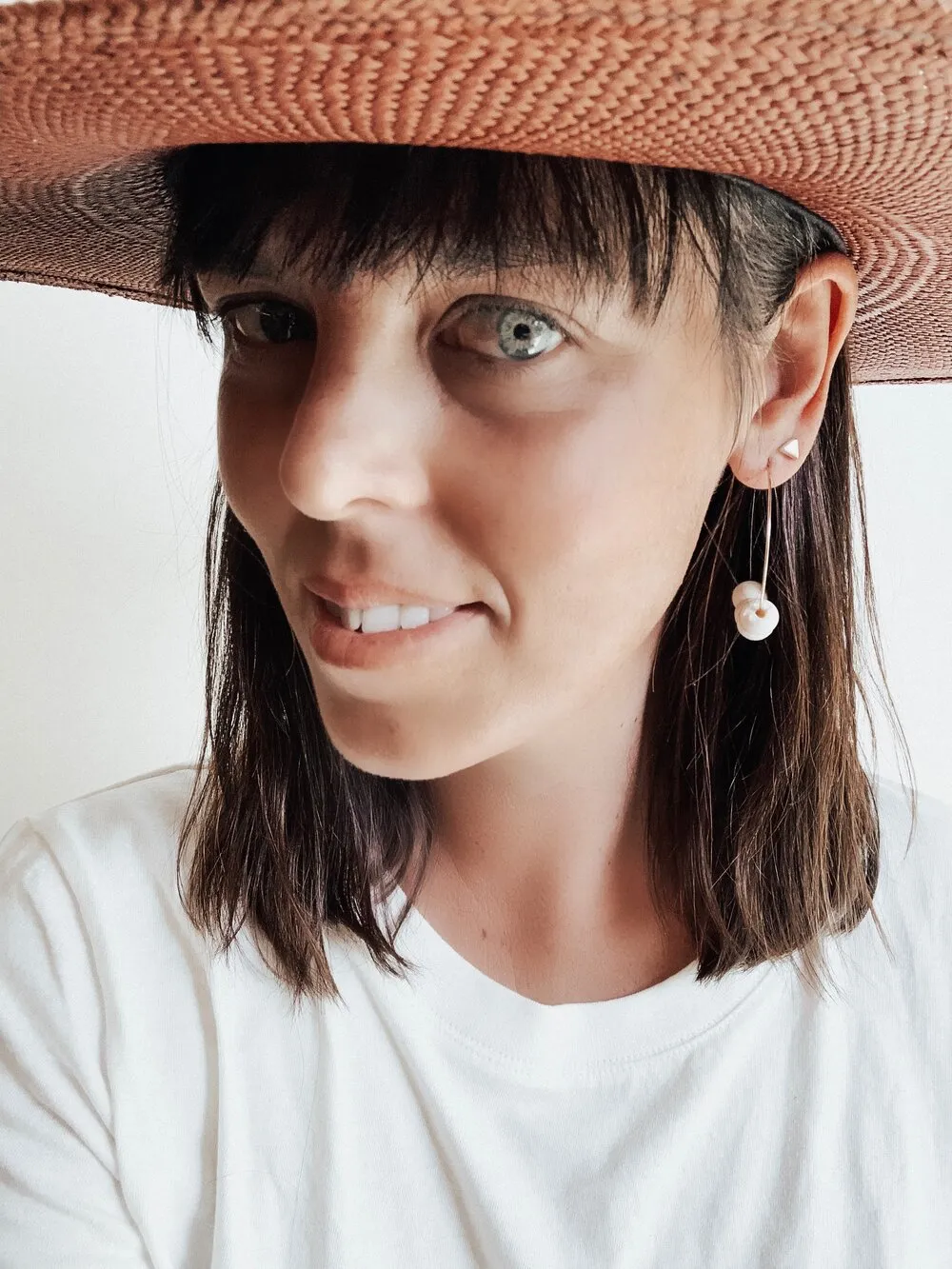 THE NINA GOLD HOOPS WITH WHITE WOOD